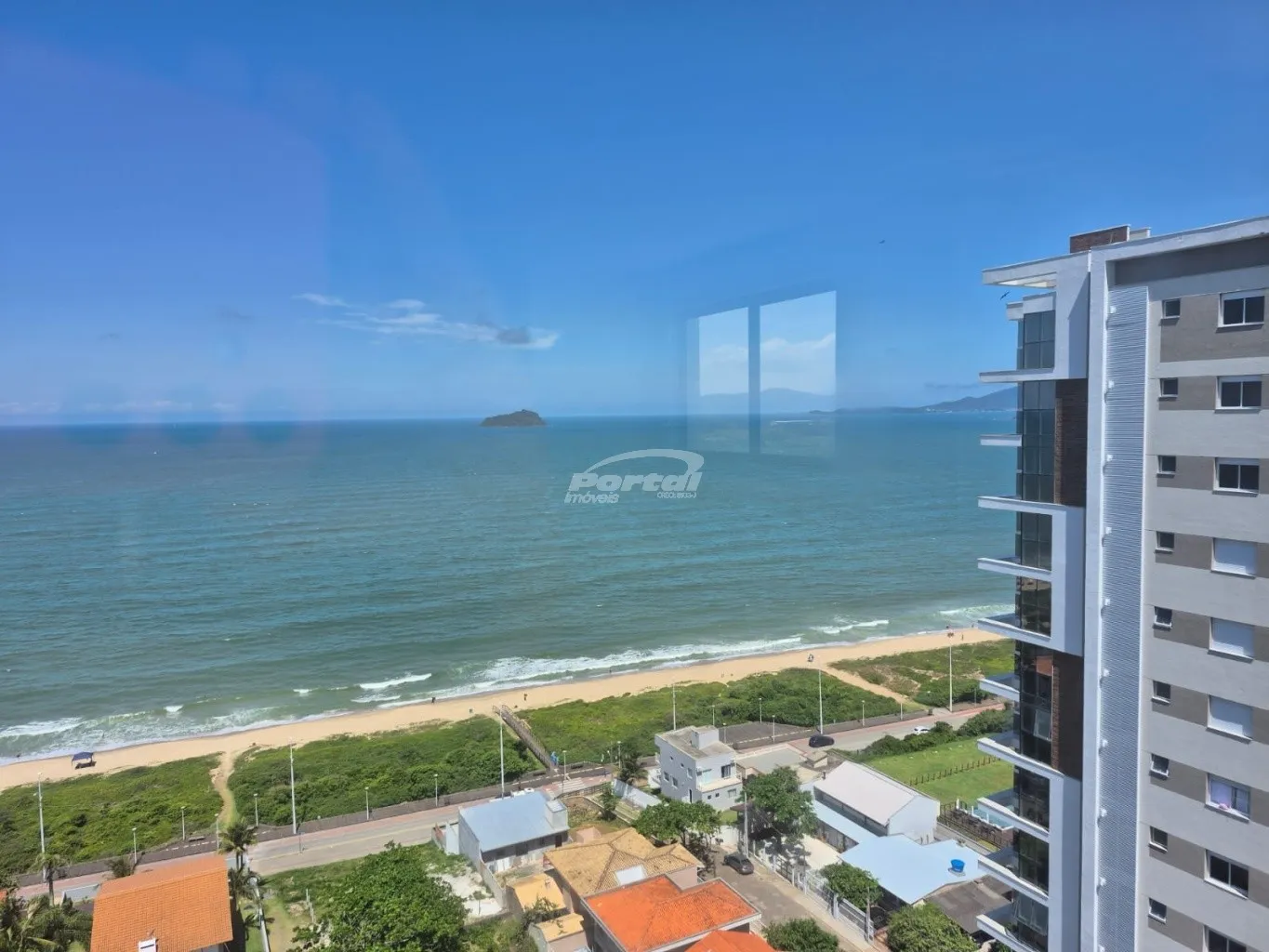 Apartamento com 3 suítes e 2 garagens no Itacolomi apenas 100 metros da praia. — foto 7
