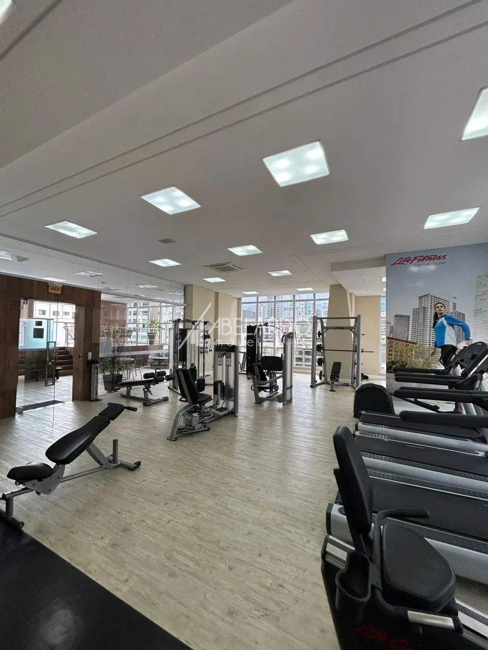 APARTAMENTO COM 3 SUITES - TOTALMENTE MOBILIADO - MEIA PRIA - ITAPEMA/SC. — foto 2