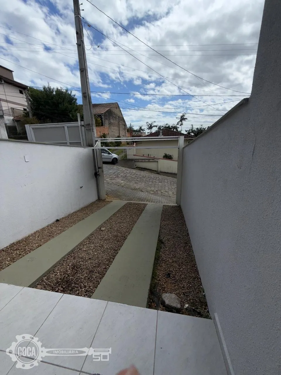 Geminado com dois dormitórios e espaço nos fundos, para Venda — foto 3