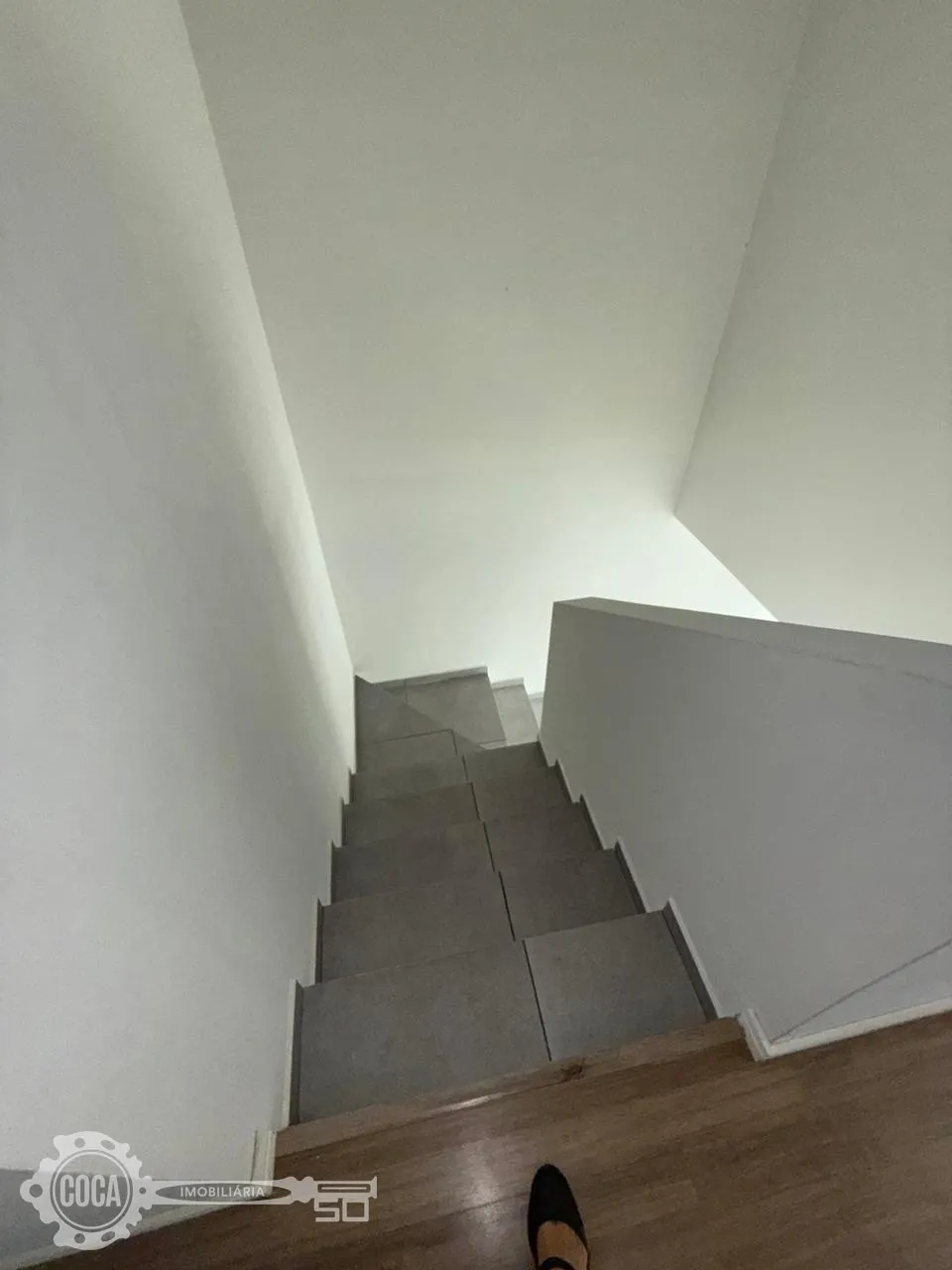 Geminado com dois dormitórios e espaço nos fundos, para Venda — foto 4