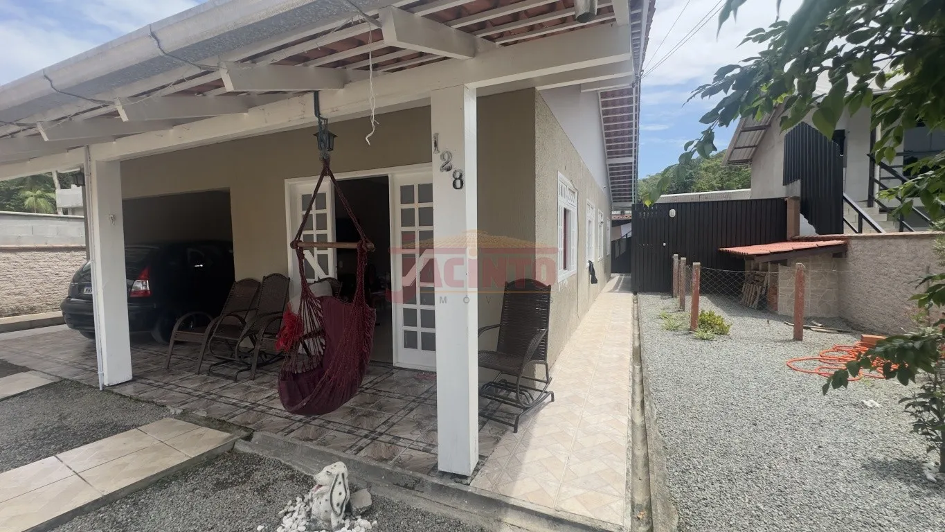 Excelente oportunidade na Itoupavazinha, casa com piscina e quitinete localizada em rua sem saída, oferecendo mais tranquilidade e segurança. — foto 3