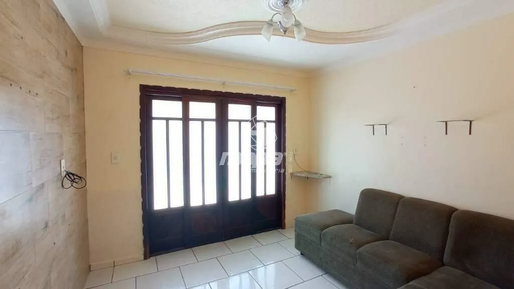 Casa próxima ao centro, com cômodos amplos. — foto 2