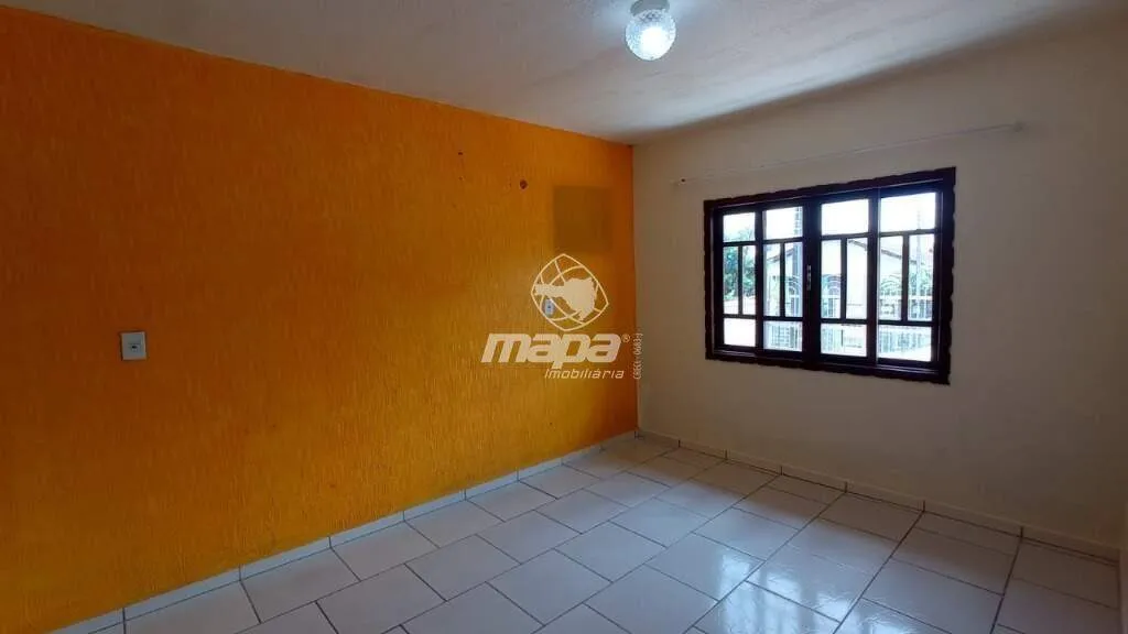 Casa próxima ao centro, com cômodos amplos. — foto 4