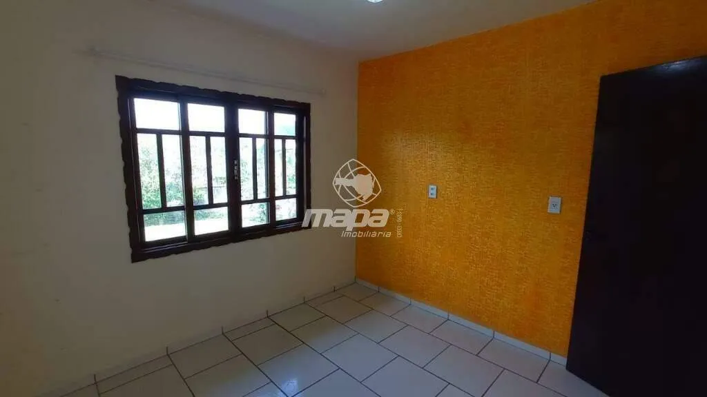 Casa próxima ao centro, com cômodos amplos. — foto 5