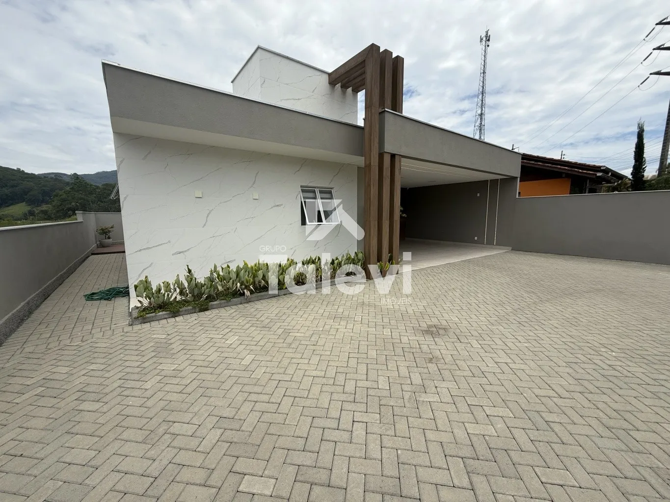 Encante-se com esta casa em Pomerode-SC: residência mobiliada com piscina aquecida no bairro Testo Central Alto - foto 1