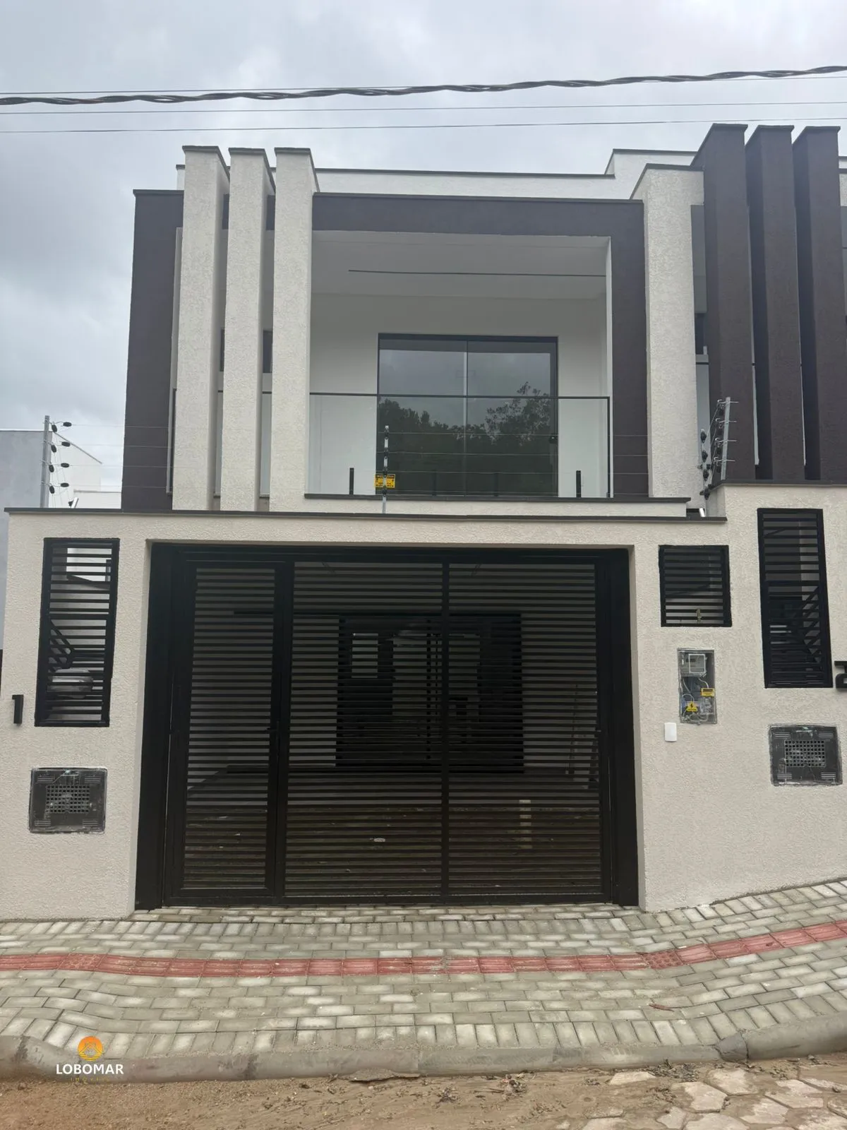 Sobrado com 3 dormitórios apenas 700 metros do mar - foto 1