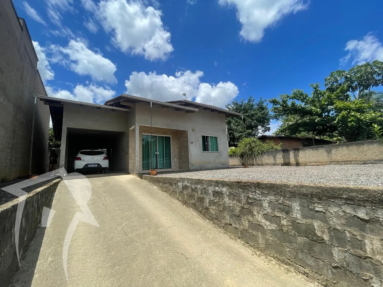 Casa em terreno inteiro de 365m2, com 2 dormitórios sendo 01 suíte, sala, cozinha, 02 banheiros, área de serviço separada. Murada e com ótimo espaço de terreno. Com garagem coberta — foto 2