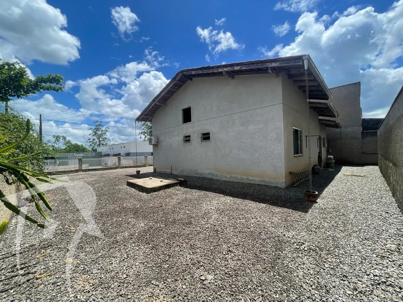 Casa em terreno inteiro de 365m2, com 2 dormitórios sendo 01 suíte, sala, cozinha, 02 banheiros, área de serviço separada. Murada e com ótimo espaço de terreno. Com garagem coberta — foto 3