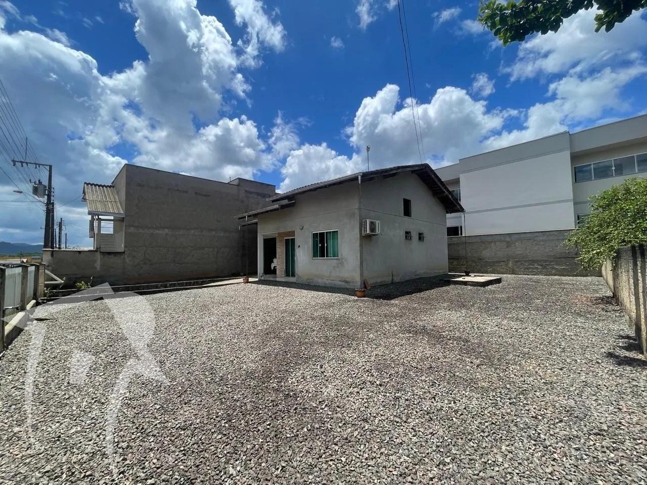 Casa em terreno inteiro de 365m2, com 2 dormitórios sendo 01 suíte, sala, cozinha, 02 banheiros, área de serviço separada. Murada e com ótimo espaço de terreno. Com garagem coberta — foto 4