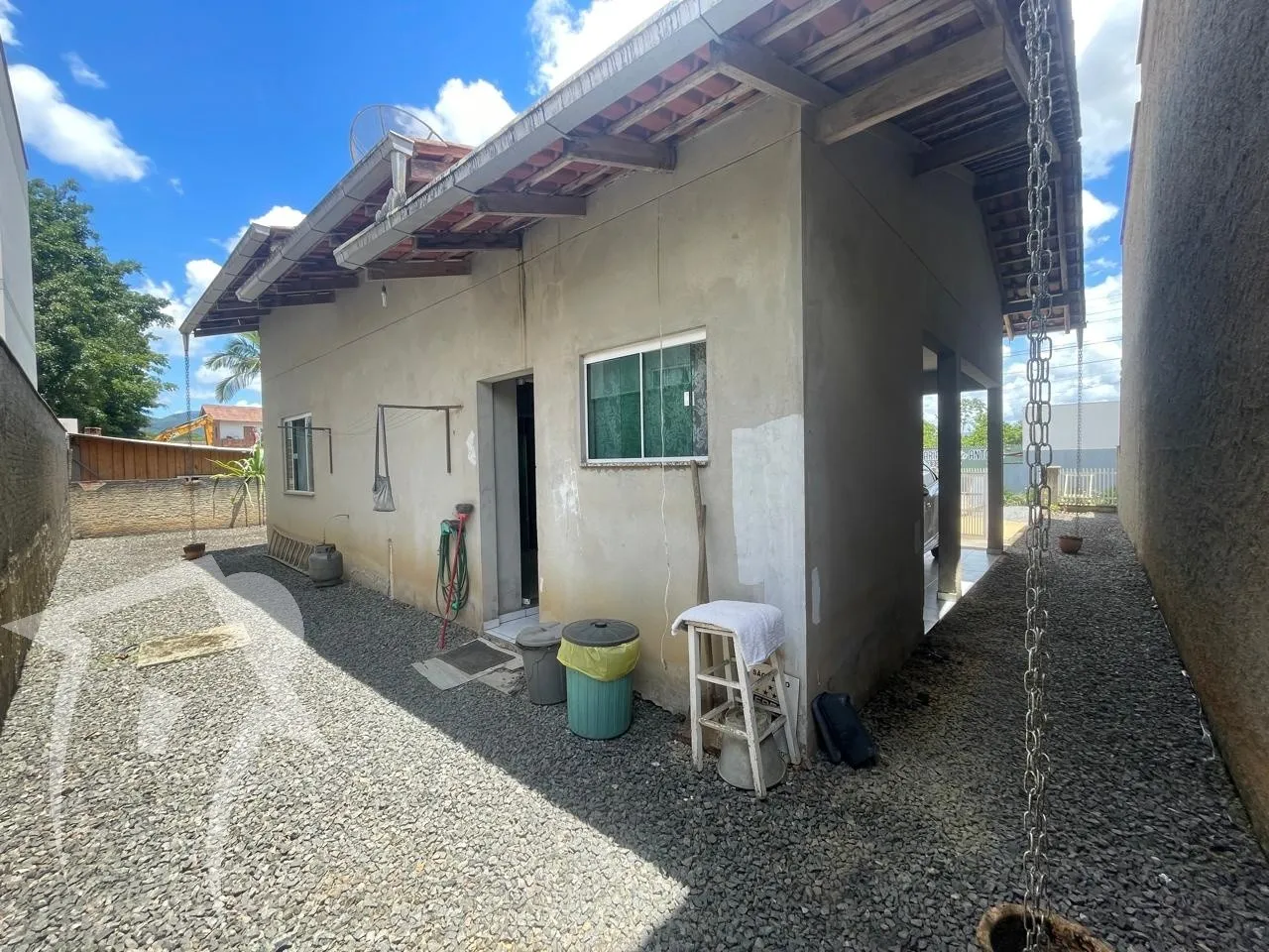 Casa em terreno inteiro de 365m2, com 2 dormitórios sendo 01 suíte, sala, cozinha, 02 banheiros, área de serviço separada. Murada e com ótimo espaço de terreno. Com garagem coberta — foto 5
