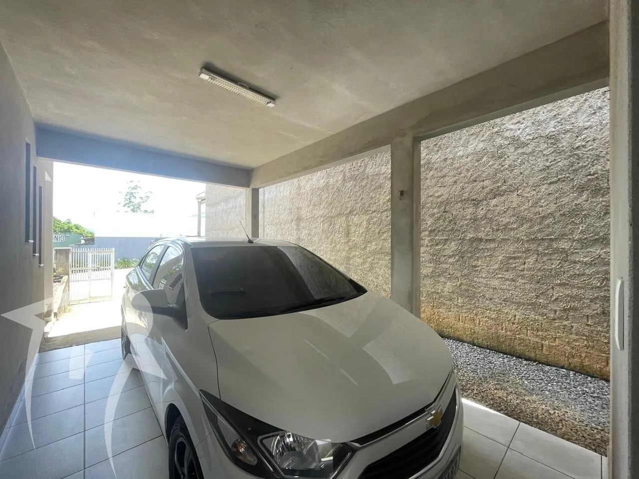 Casa em terreno inteiro de 365m2, com 2 dormitórios sendo 01 suíte, sala, cozinha, 02 banheiros, área de serviço separada. Murada e com ótimo espaço de terreno. Com garagem coberta — foto 6