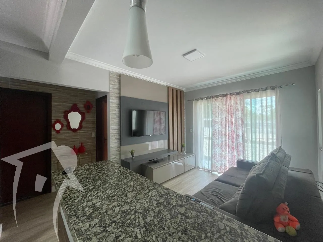 Casa em terreno inteiro de 365m2, com 2 dormitórios sendo 01 suíte, sala, cozinha, 02 banheiros, área de serviço separada. Murada e com ótimo espaço de terreno. Com garagem coberta — foto 7