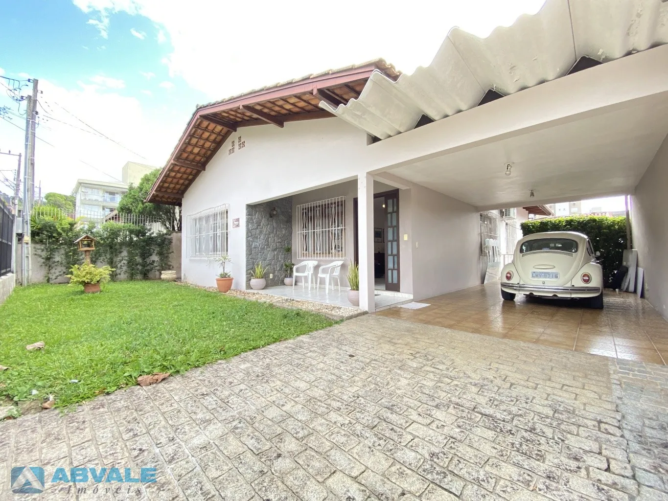 Casa Residencial Térrea, Plana, Com Área de Festas e Piscina, localizada em loteamento Residencial no Bairro Escola Agrícola - foto 1