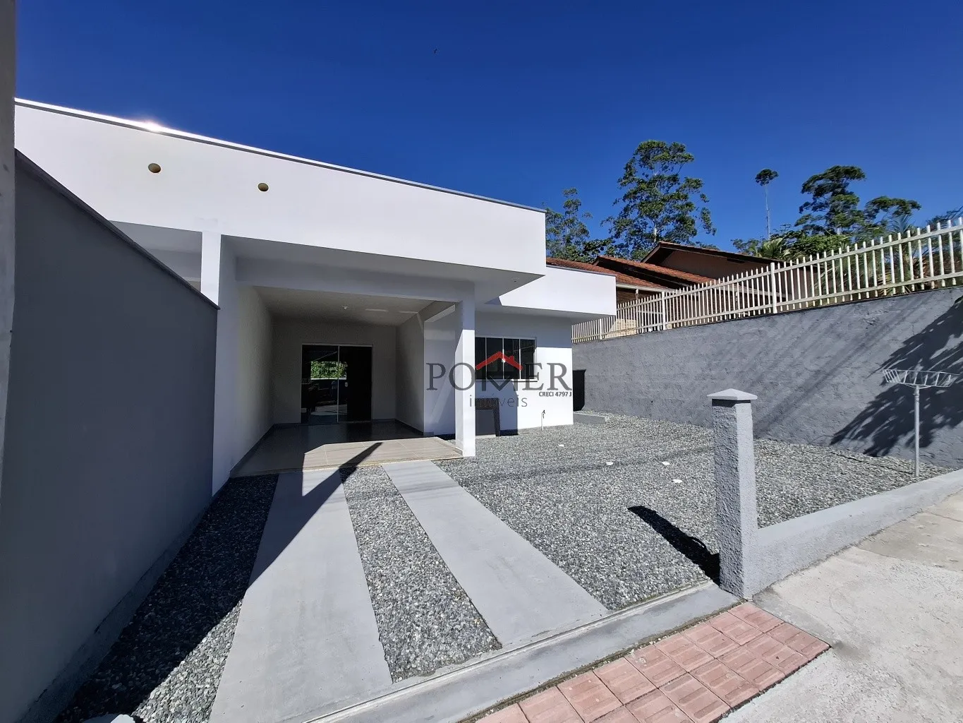 Linda Casa geminada com 2 dormitórios sendo 1 suíte no Bairro Rega com 86,30m de área construída, em via pavimentada na cidade de Pomerode. — foto 2