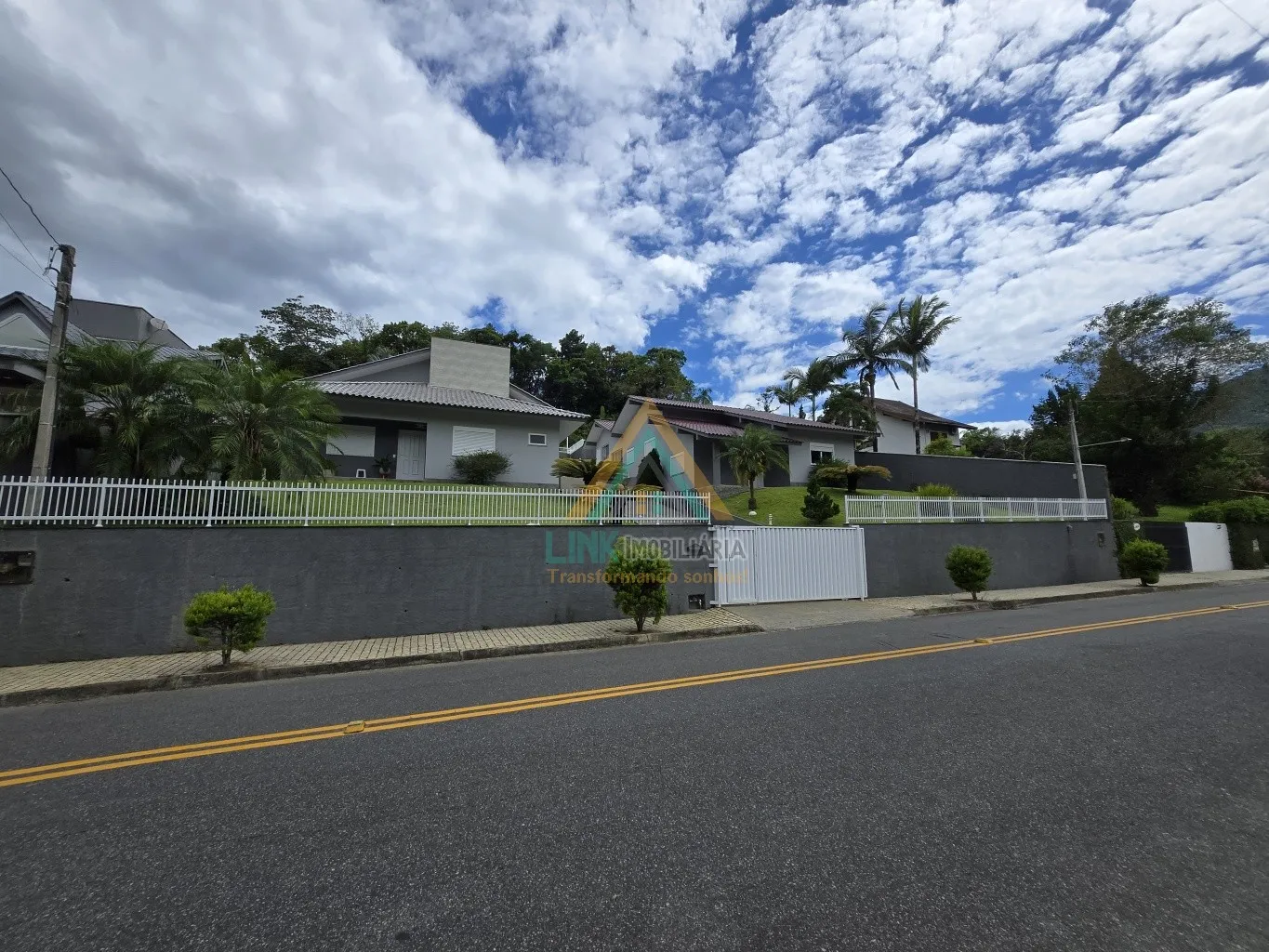Casas de Alto Padrão no Centro da cidade de Pomerode, com 357,91m de Área Construída, Edificada num Terreno de 1.619,11m. - foto 1