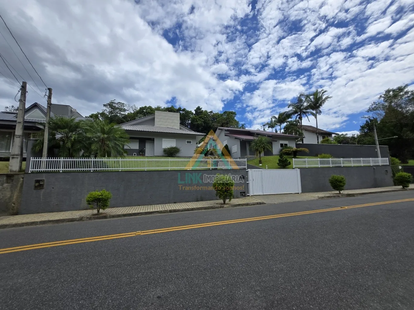 Casas de Alto Padrão no Centro da cidade de Pomerode, com 357,91m de Área Construída, Edificada num Terreno de 1.619,11m. — foto 2
