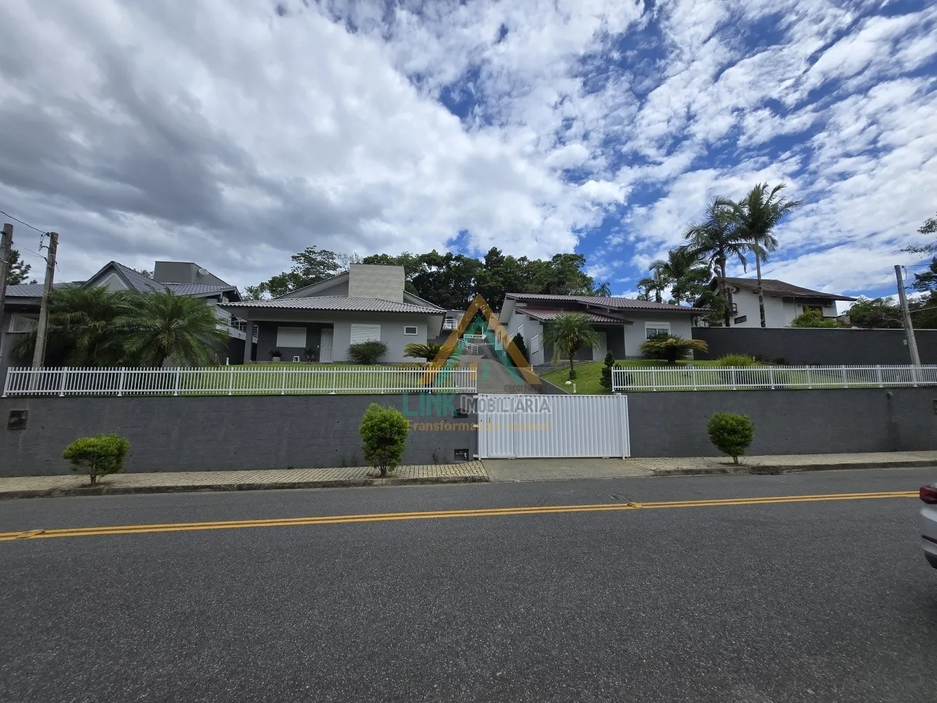 Casas de Alto Padrão no Centro da cidade de Pomerode, com 357,91m de Área Construída, Edificada num Terreno de 1.619,11m. — foto 3