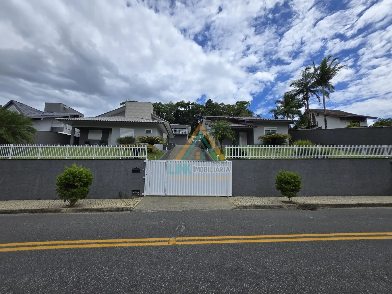Casas de Alto Padrão no Centro da cidade de Pomerode, com 357,91m de Área Construída, Edificada num Terreno de 1.619,11m. — foto 4