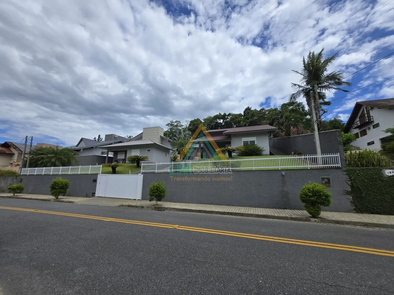 Casas de Alto Padrão no Centro da cidade de Pomerode, com 357,91m de Área Construída, Edificada num Terreno de 1.619,11m. — foto 5