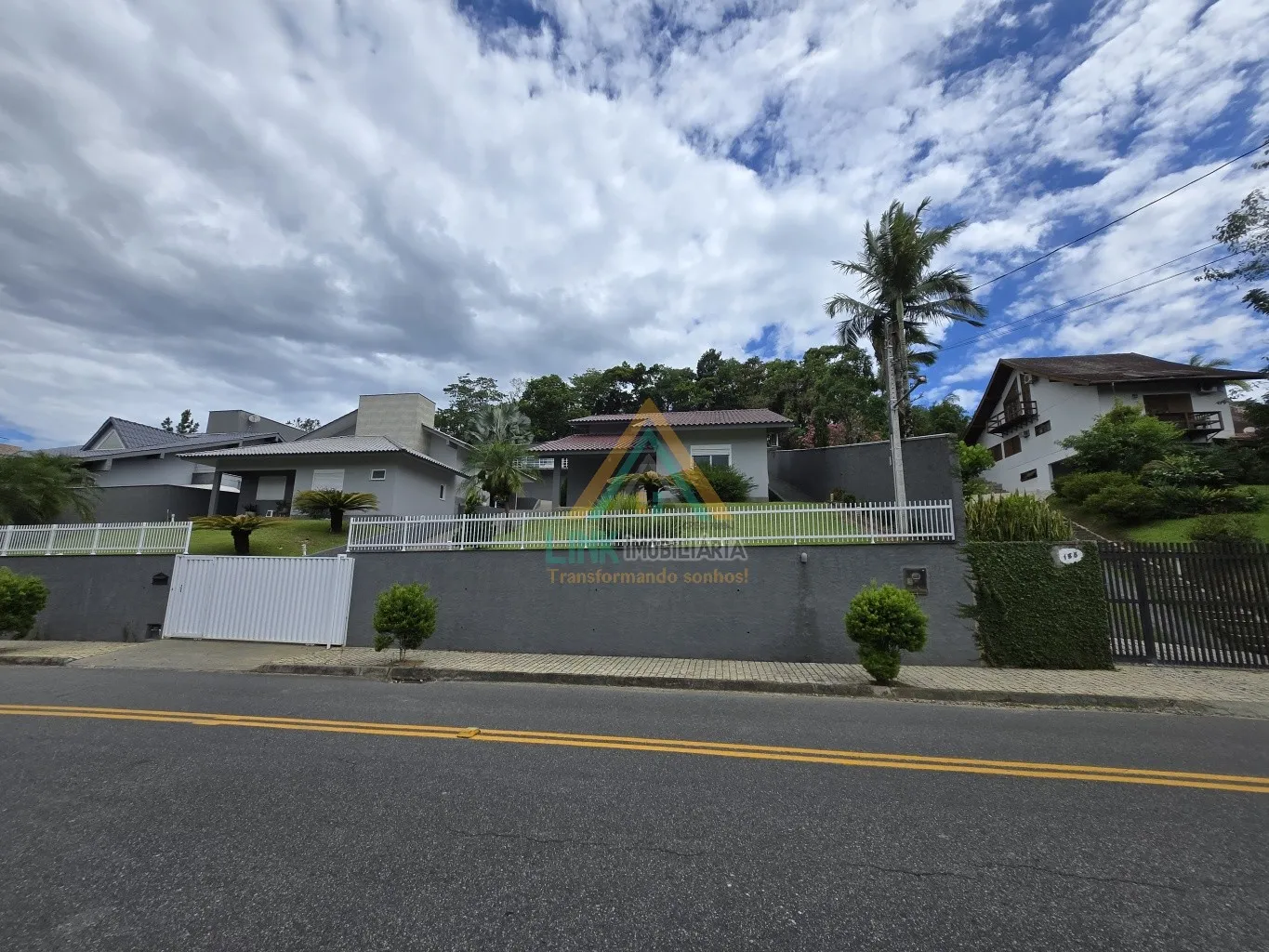 Casas de Alto Padrão no Centro da cidade de Pomerode, com 357,91m de Área Construída, Edificada num Terreno de 1.619,11m. — foto 6