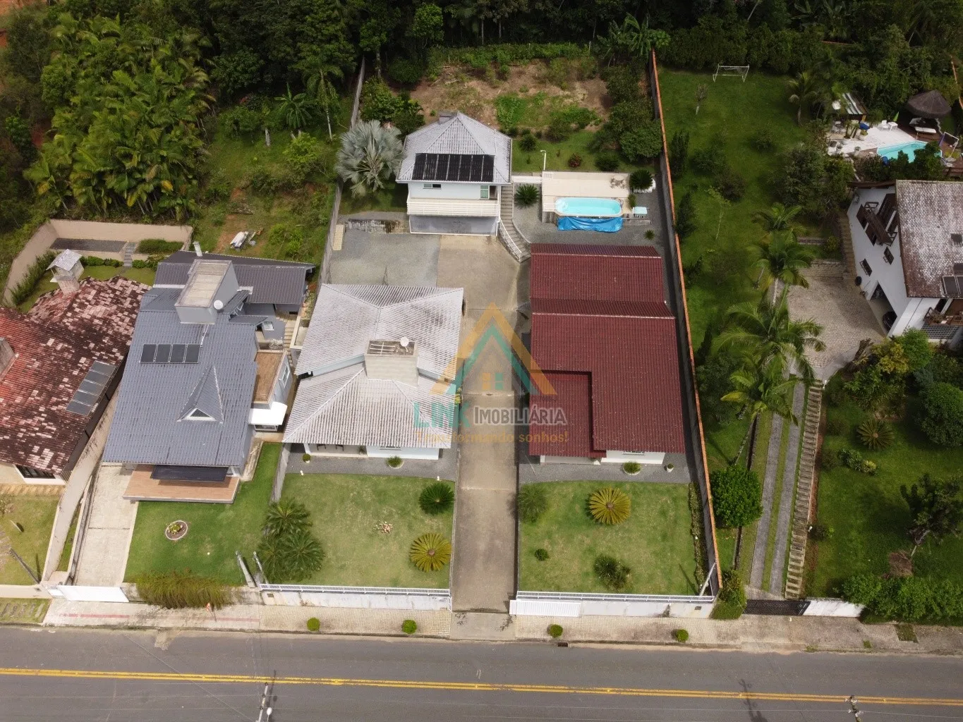 Casas de Alto Padrão no Centro da cidade de Pomerode, com 357,91m de Área Construída, Edificada num Terreno de 1.619,11m. — foto 7