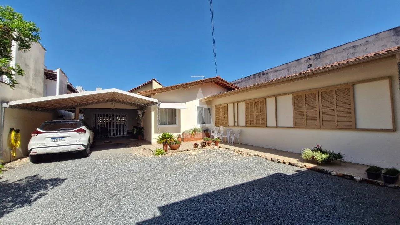 Casa com 4 quartos à venda no bairro Anita Garibaldi em Joinville-SC por R$750.000,00. - foto 1