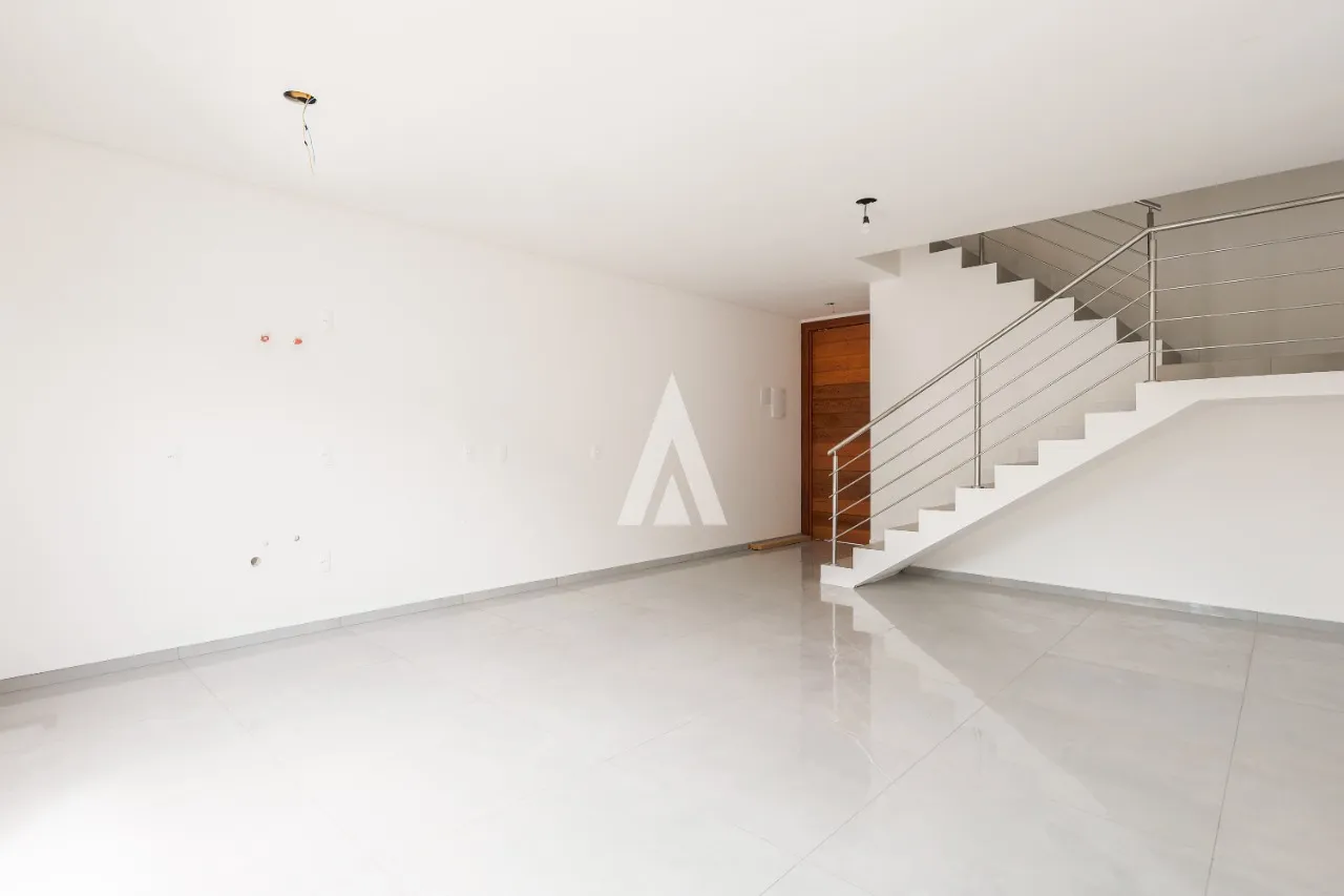Sobrado com 1 suíte e 2 quartos, área construída de 136,34m e terreno de 113,77m. Localizada no bairro Saguaçu em Joinville-SC. Valor: R$880.000,00 por R$ 845.000,00 — foto 4