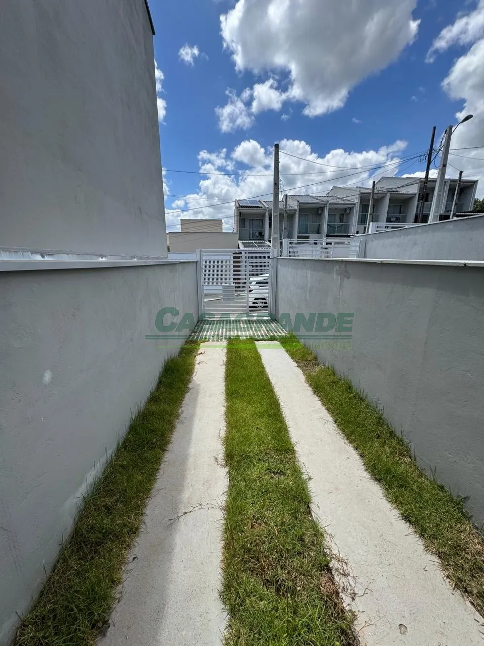 Sobrado NOVO à venda no bairro Itoupava Central com amplo espaço de terreno nos fundos. — foto 3