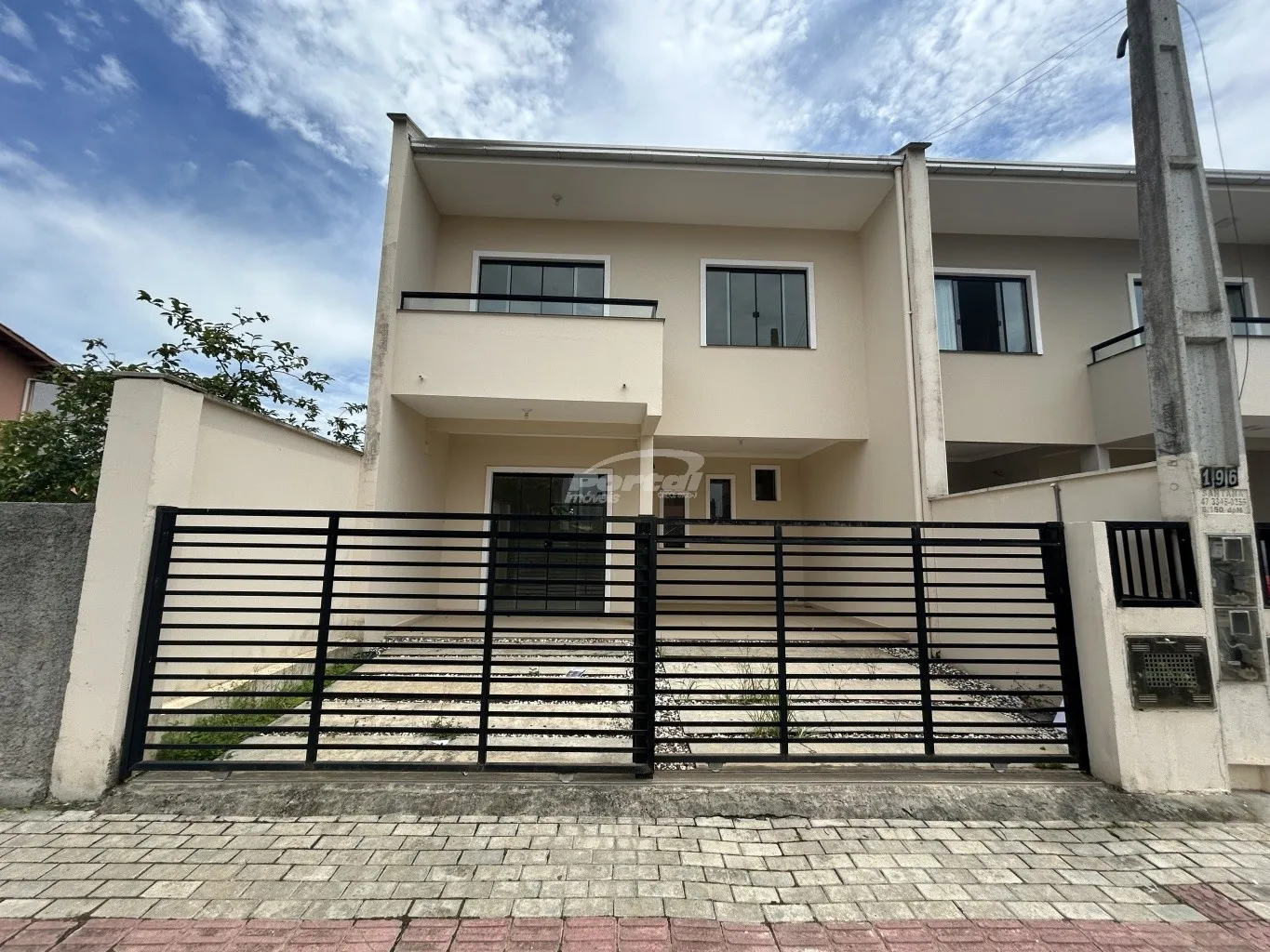 Sobrado amplo à venda, com 3 dormitórios sendo 1 suíte, apenas 200 metros do mar, localizado no bairro Itajuba em Barra Velha. - foto 1