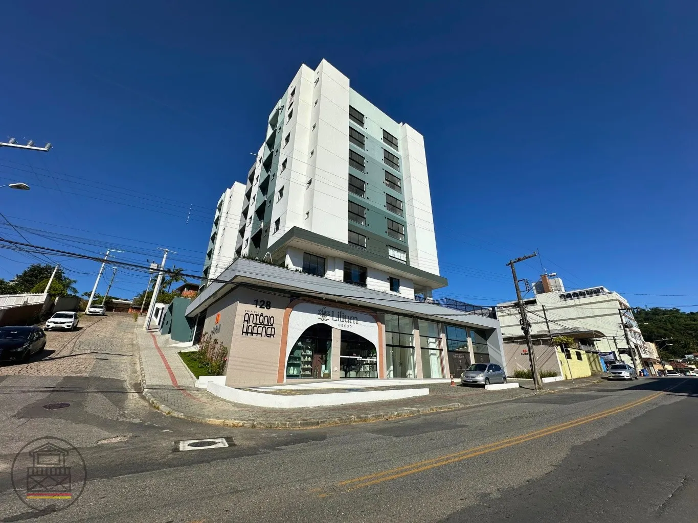 Apartamento amplo, de frente para a rua, com ótima vista e excelente posição solar. Ideal para quem busca conforto, espaço e um condomínio completo. - foto 1
