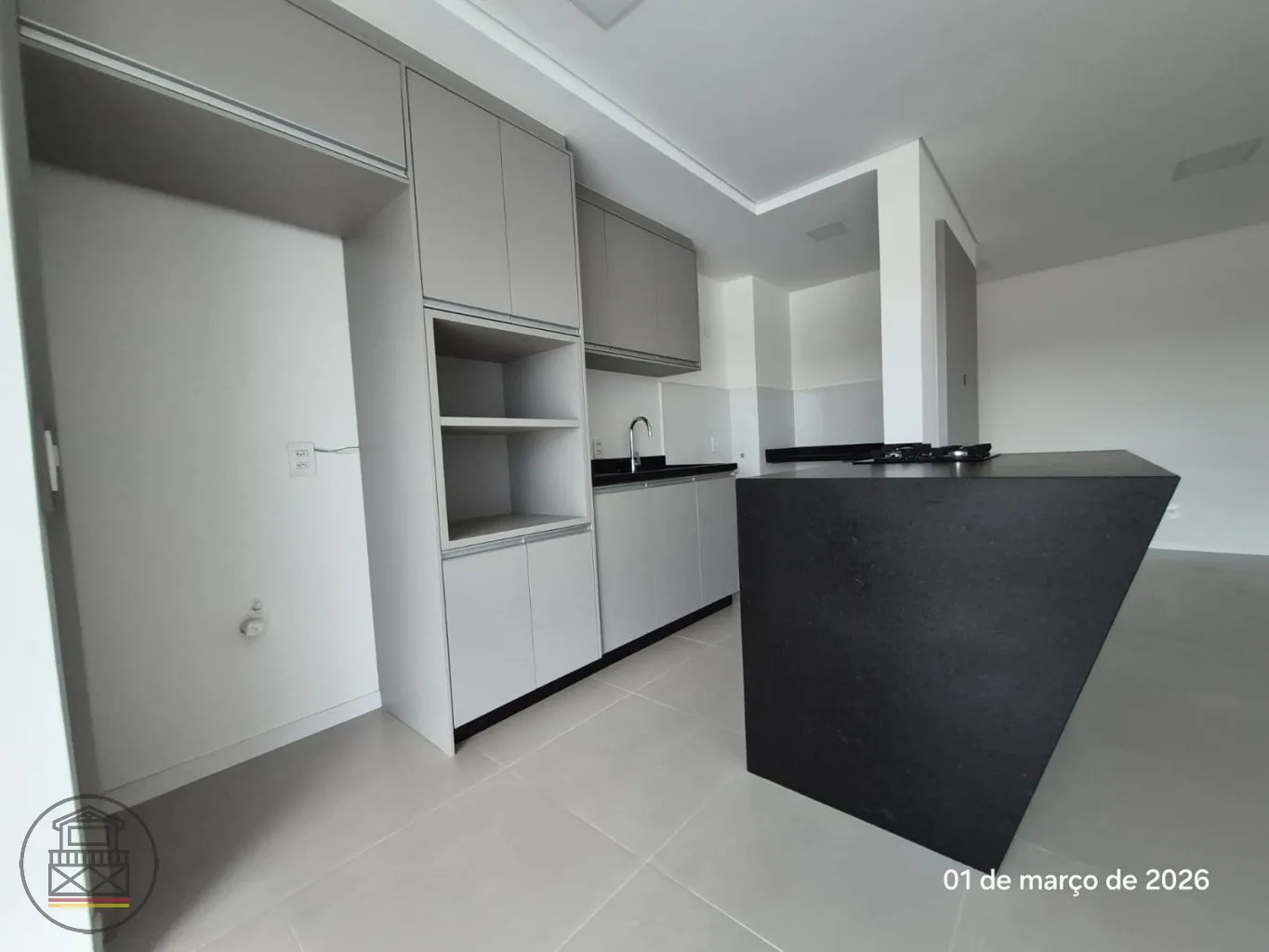 Apartamento amplo, de frente para a rua, com ótima vista e excelente posição solar. Ideal para quem busca conforto, espaço e um condomínio completo. — foto 3