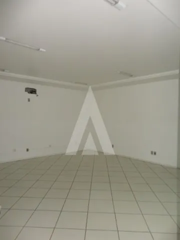 Sala comercial localizada no Centro de Joinville, possuindo 32,4 m. — foto 3