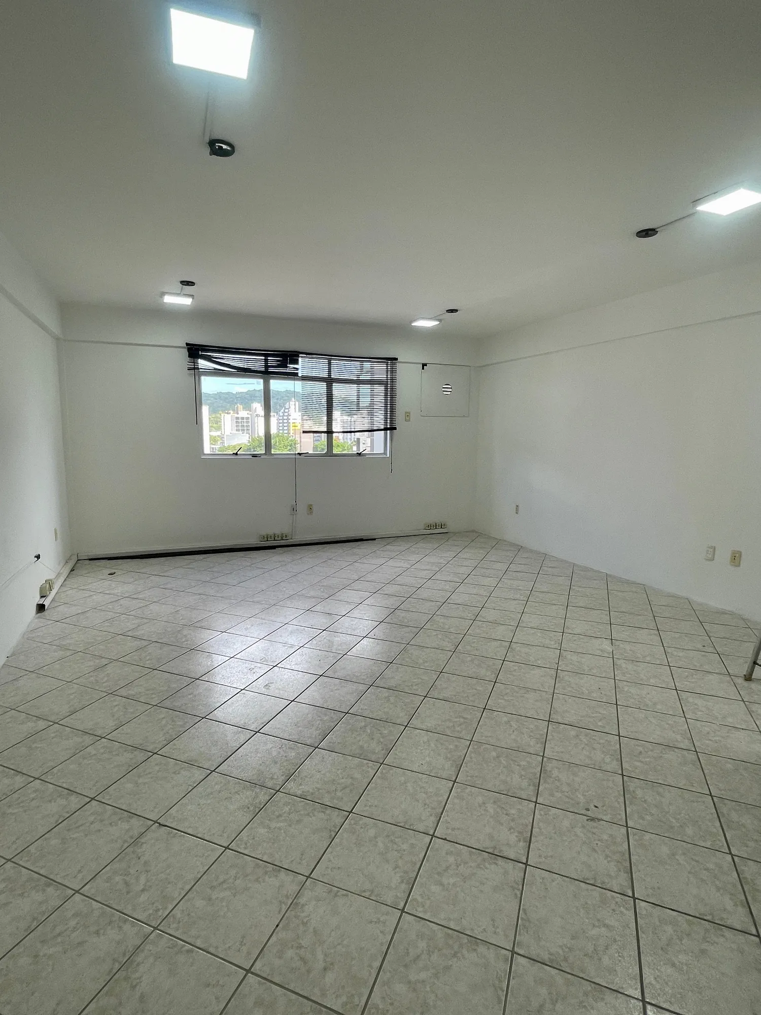 Sala comercial para locação no centro de Blumenau, em frente ao colégio Sagrada Família. — foto 2