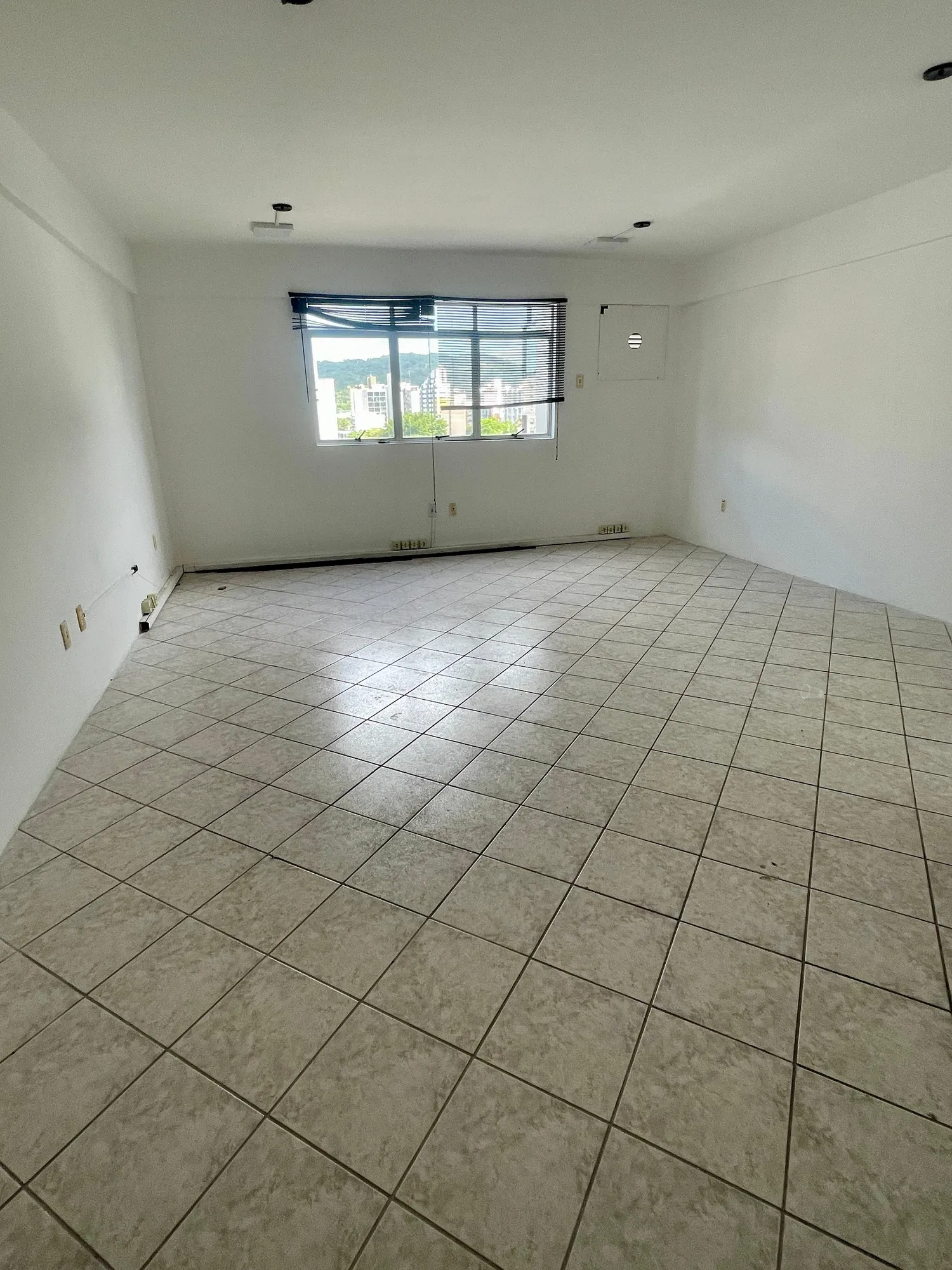 Sala comercial para locação no centro de Blumenau, em frente ao colégio Sagrada Família. — foto 3