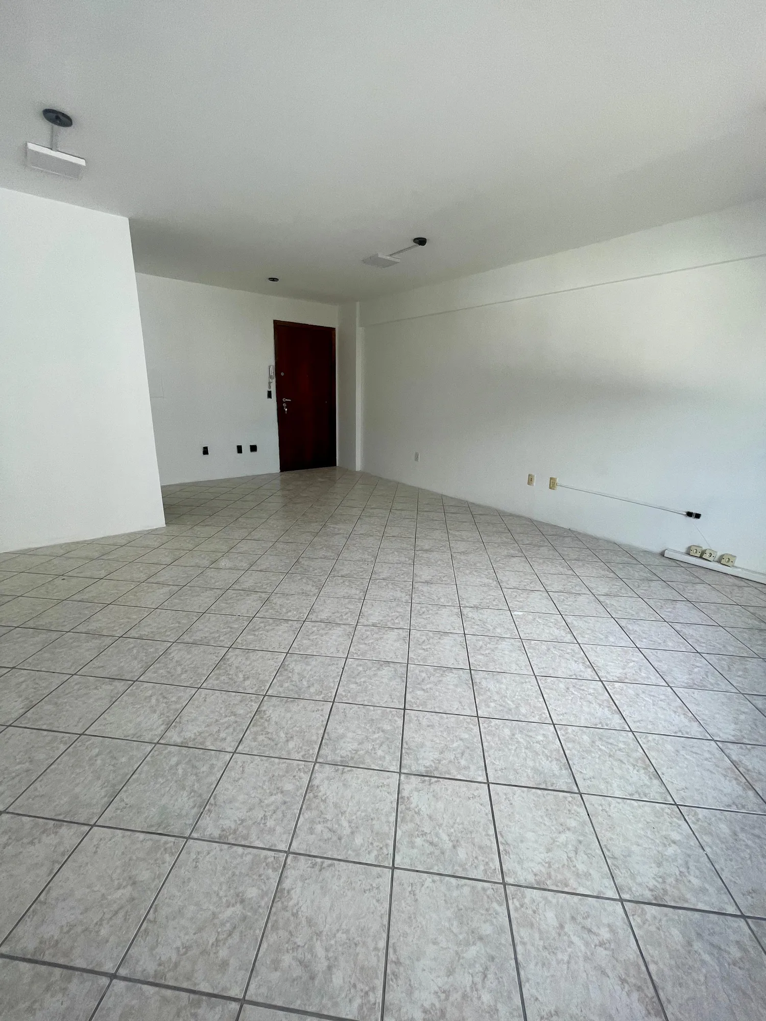 Sala comercial para locação no centro de Blumenau, em frente ao colégio Sagrada Família. — foto 4