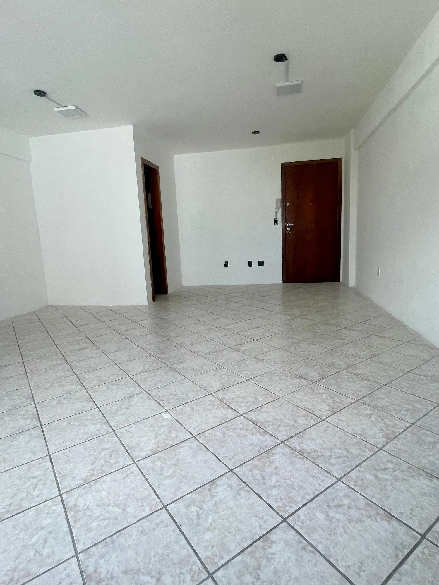 Sala comercial para locação no centro de Blumenau, em frente ao colégio Sagrada Família. — foto 5