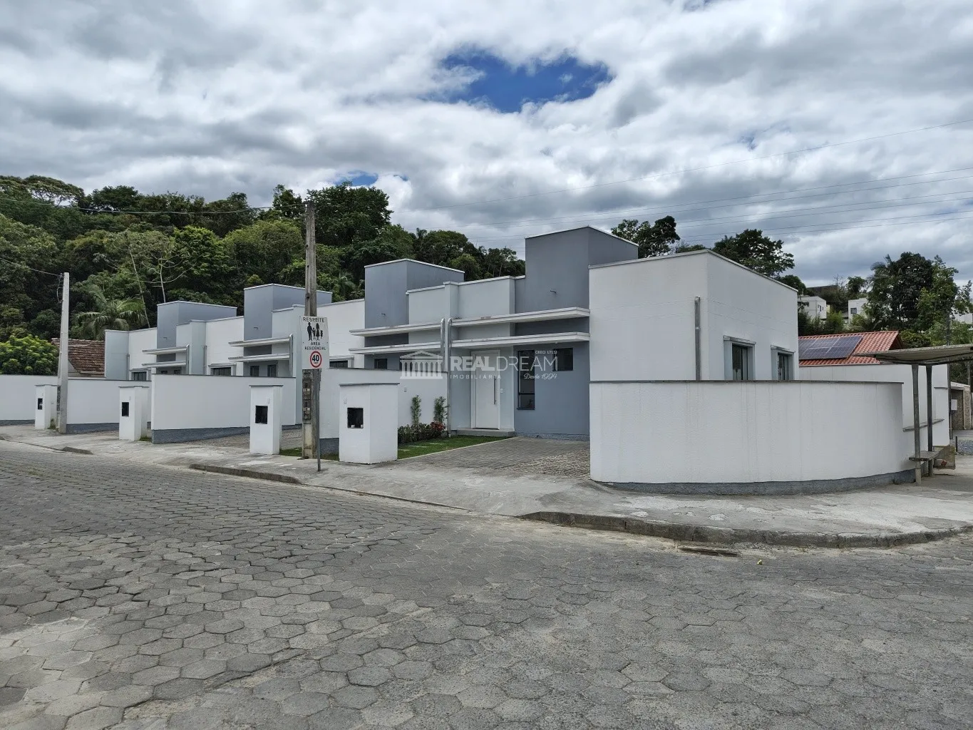 Casa geminada de 2 dormitórios, sendo 1 suíte. — foto 2