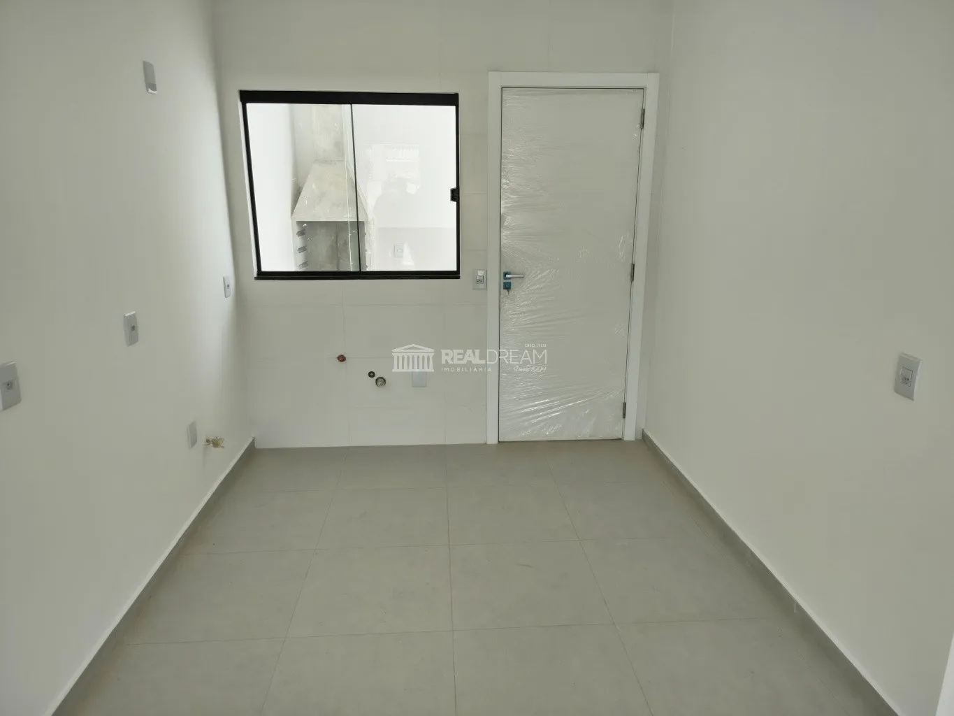 Casa geminada de 2 dormitórios, sendo 1 suíte. — foto 5