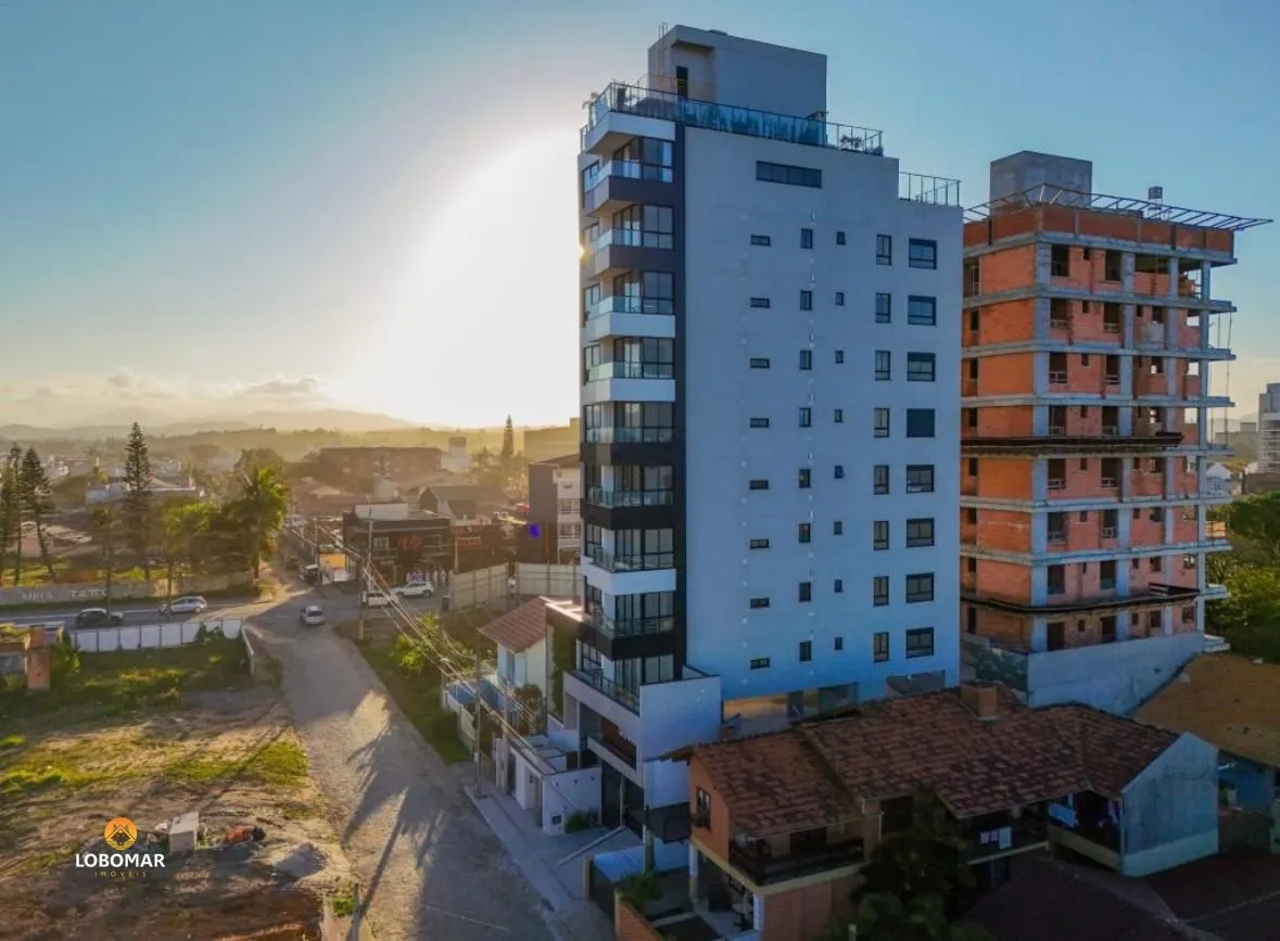 Apartamento com 3 Suítes e 2 Vagas no Bairro Itacolomi - Balneário Piçarras/SC — foto 3
