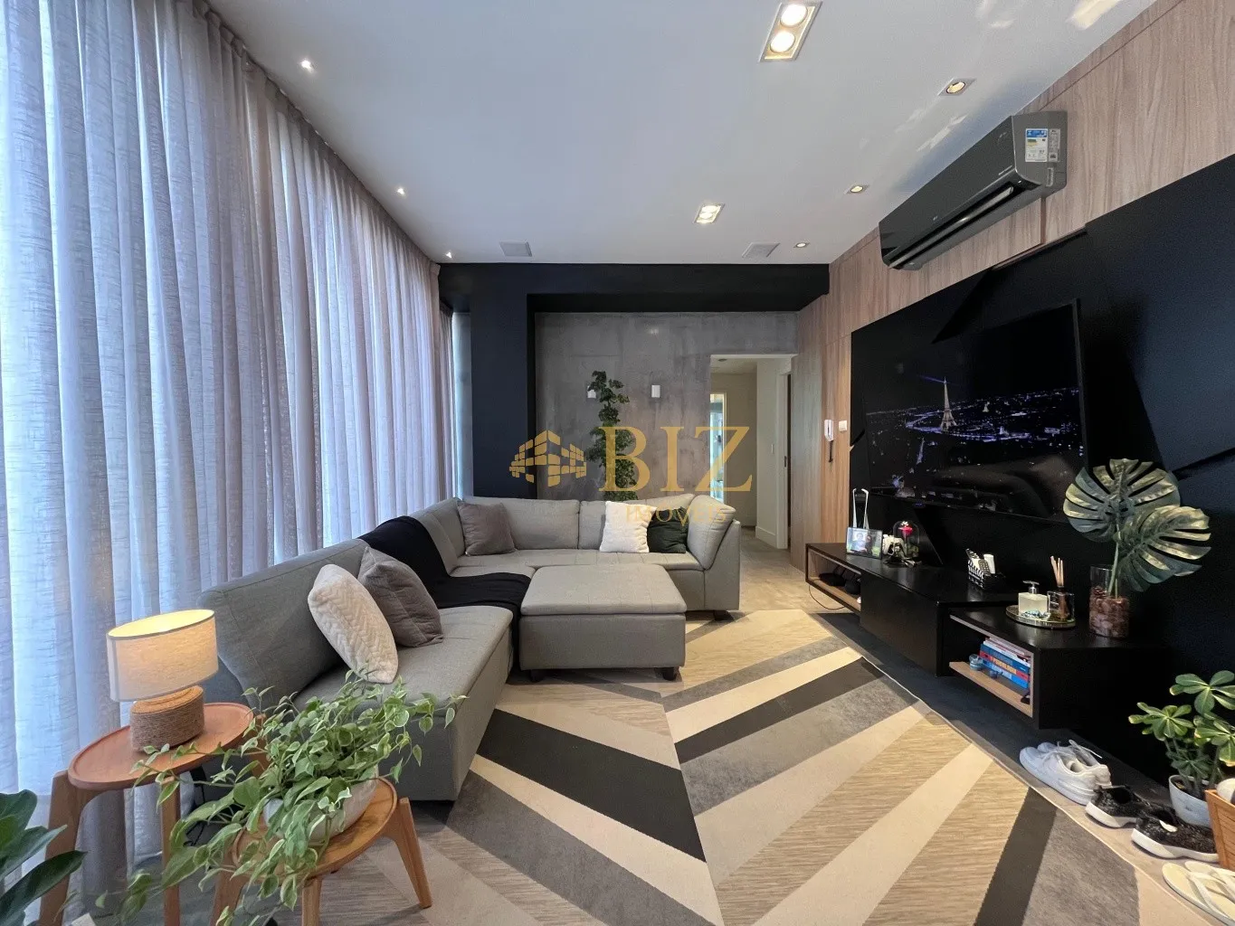 Cobertura plana FINAMENTE MOBILIADA (Porteira Fechada) em Camboriú, contendo 2 suítes (1 master) e 125m privativos! - foto 1