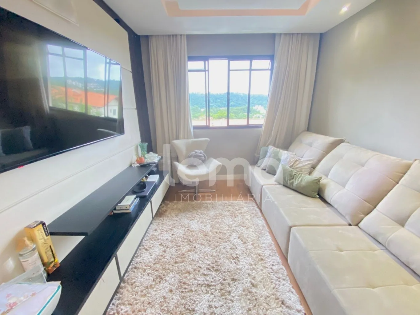 Apartamento semimobiliado com 3 dormitórios, no bairro Água Verde em Blumenau. — foto 3