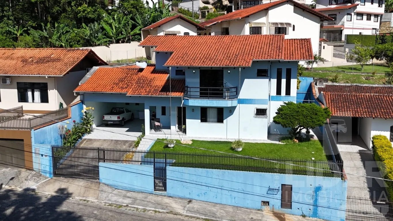 Casa no bairro Escola Agrícola com 327,23m de área construída com 1 suíte + 3 dormitórios - foto 1