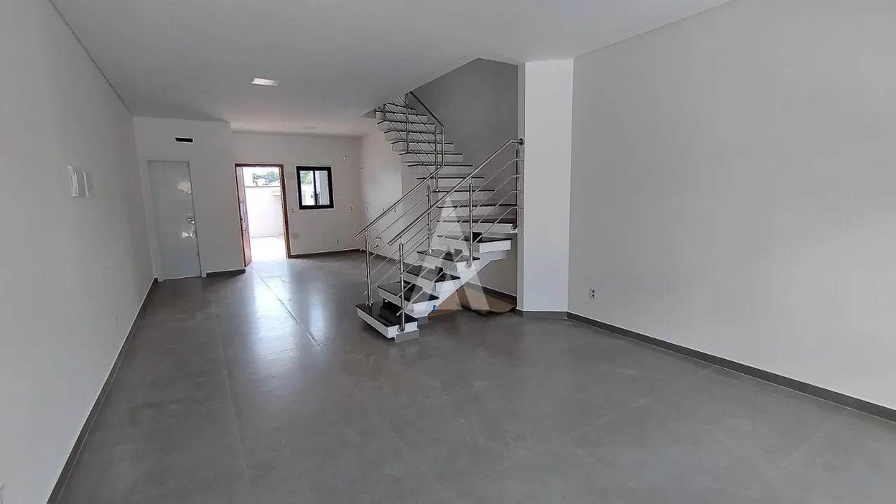 Sobrado Geminado com 1 suíte(s) mais 2 quarto(s) à venda no bairro Saguaçu em Joinville, por R$ 764.000.00. — foto 2