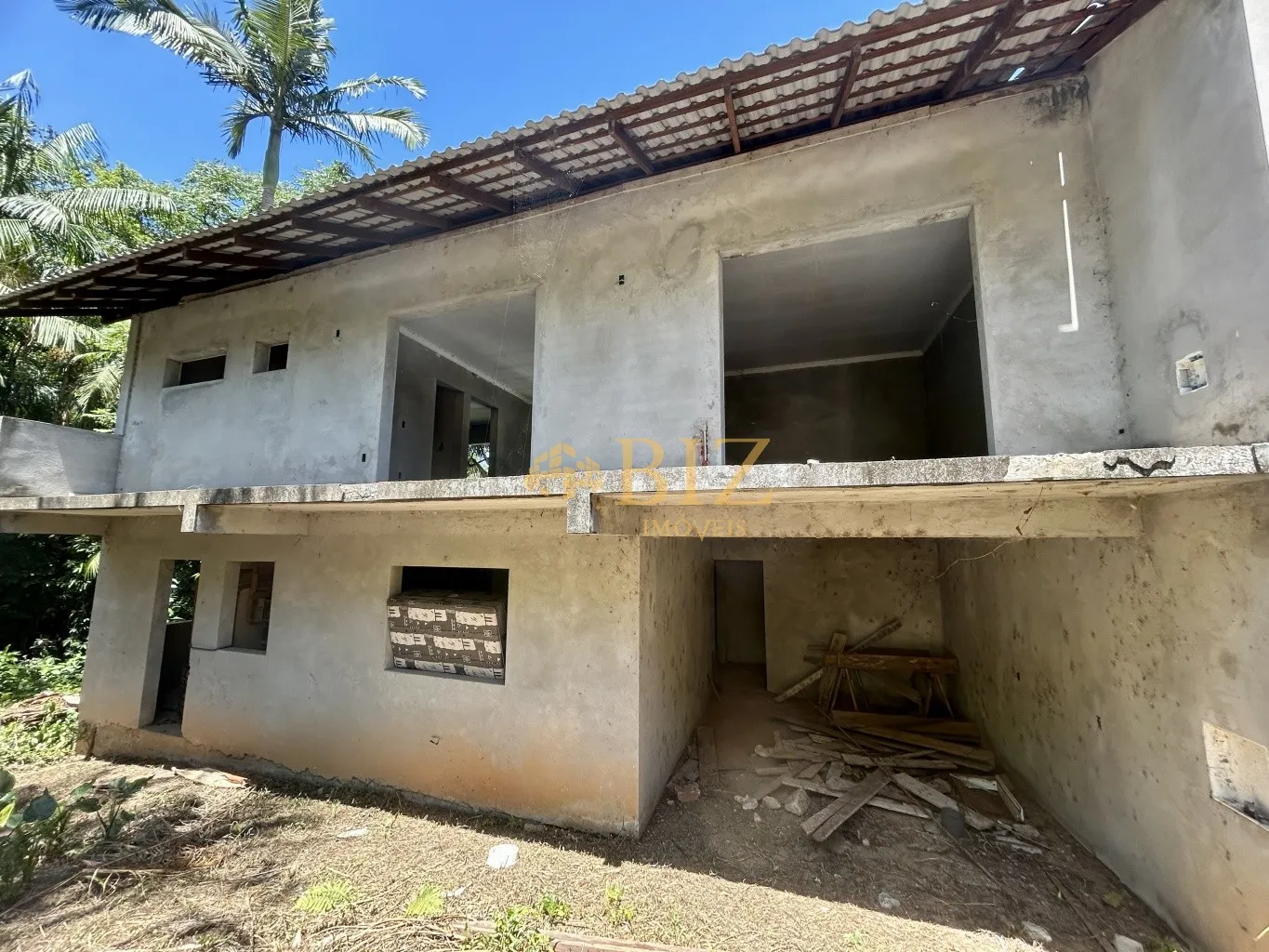 Terreno de 1.395m com 3 casas, sendo 1 em alvenaria (faltam acabamentos), 1 mista e 1 de madeira! - foto 1