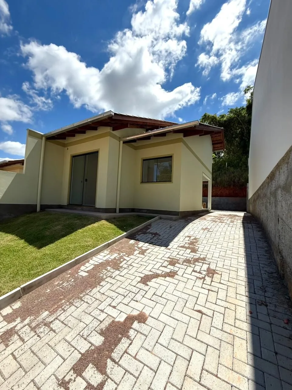 CASA COM PASSAGEM LATERAL POR 310 MIL - foto 1