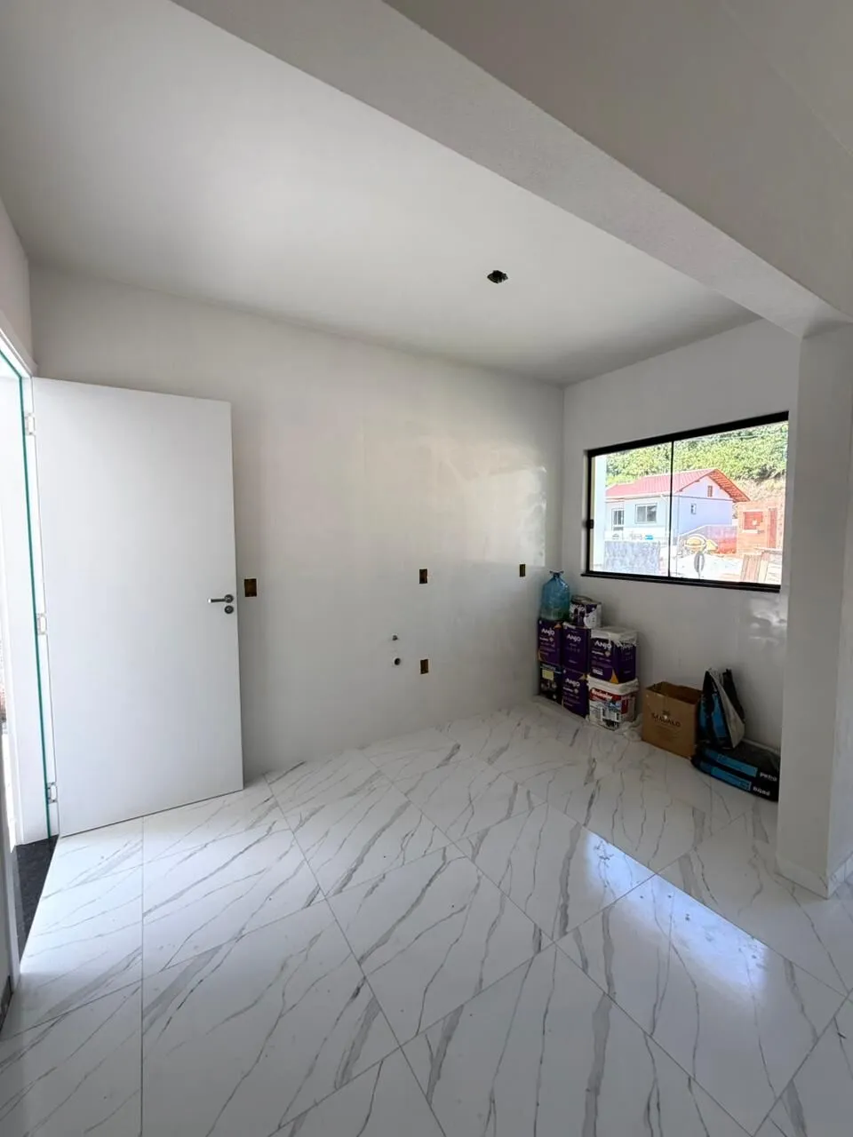 CASA COM PASSAGEM LATERAL POR 310 MIL — foto 4