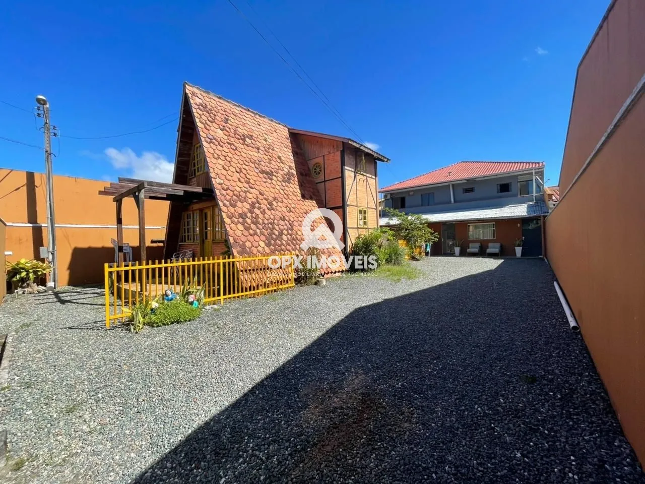 Terreno à Venda com Chalé e 3 Kitnets a 250m do Mar no Centro de Balneário Piçarras - foto 1