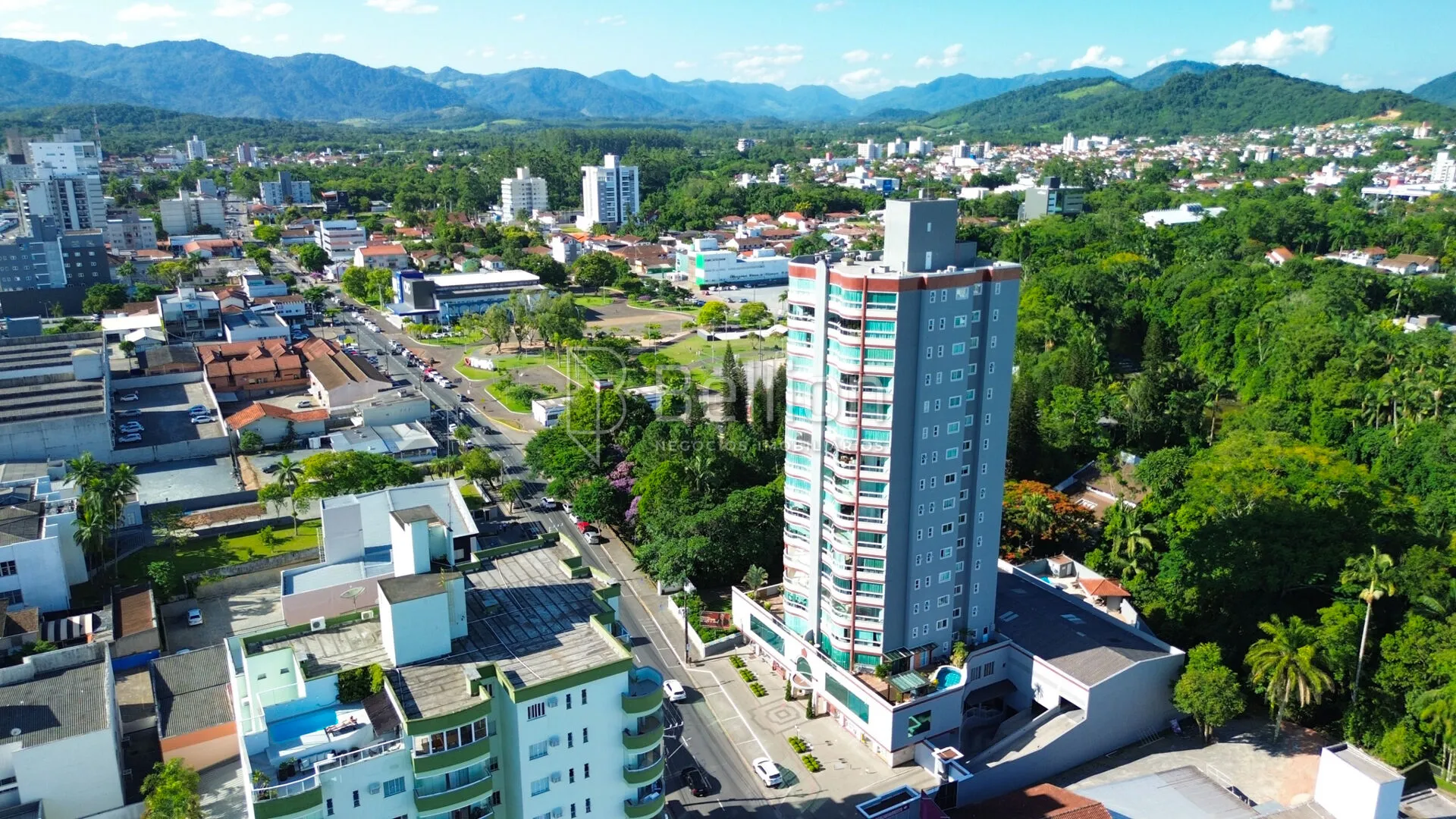 Apartamento mobiliado com 3 suítes no Centro de Timbó — foto 2