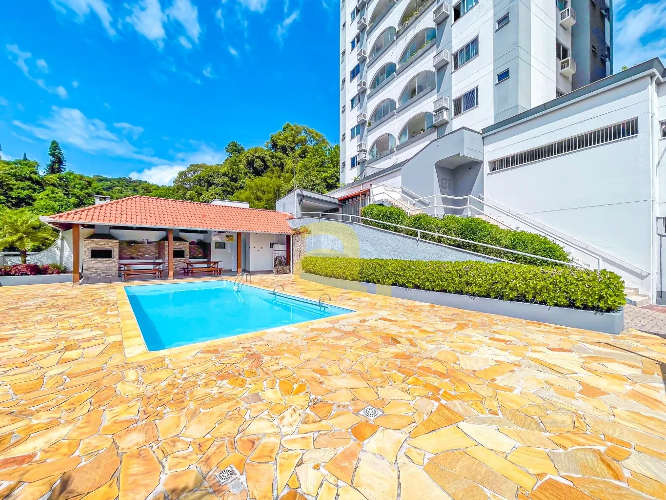 AMPLO APARTAMENTO LOCALIZADO NO CENTRO DE BLUMENAU — foto 4
