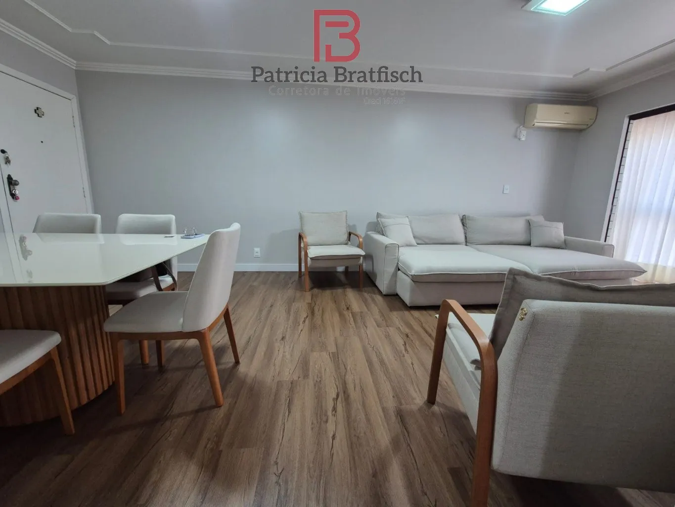 Amplo apartamento semi mobiliado, com 03 dormitórios sendo 01 suíte. Localização privilegiada na região Central de Blumenau. — foto 4